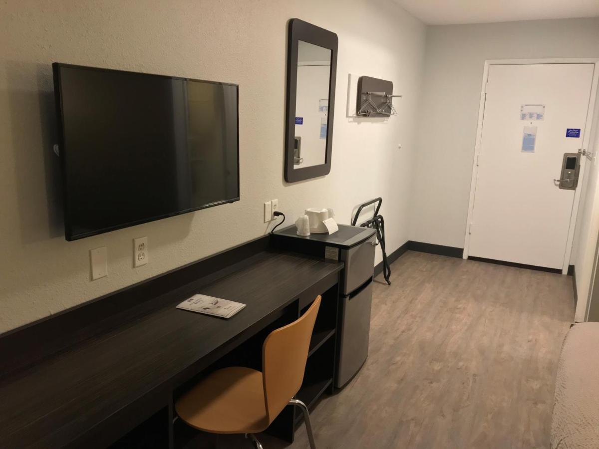 Deluxe King Room-Hearing accessible- Nonsmoking with Refrigerator and Microwave