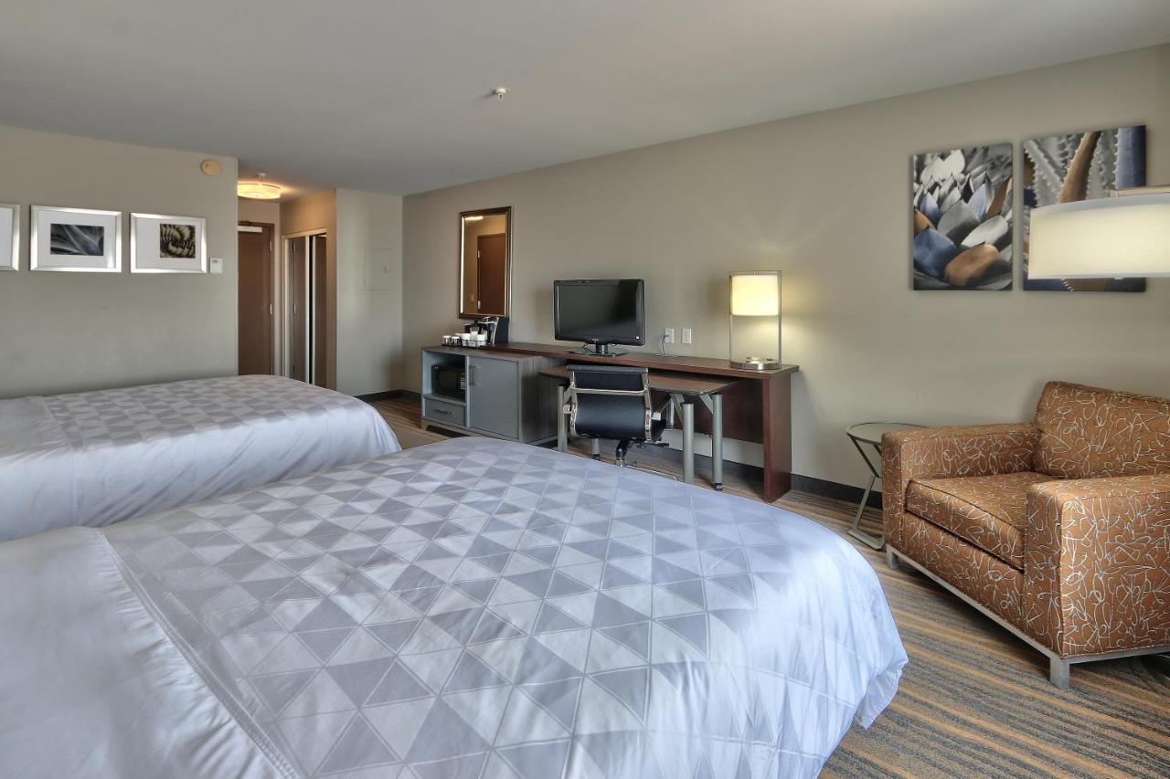 Queen Room with Two Queen Beds - Hearing Accessible