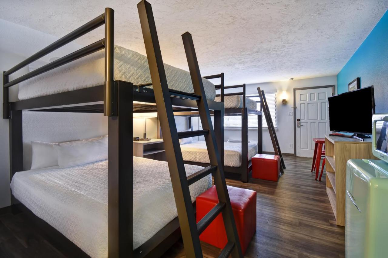 Double Queen w or Queen Bunk Beds