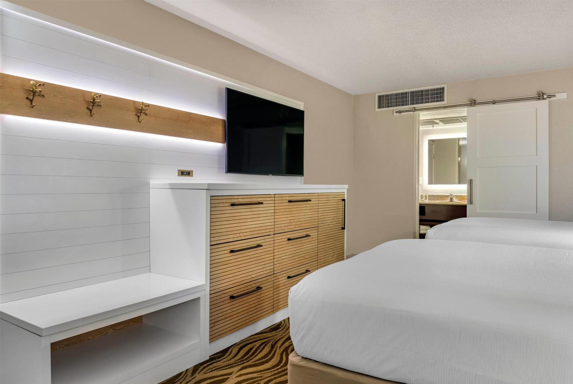 Standard Room with Two Double Beds and Lake View
