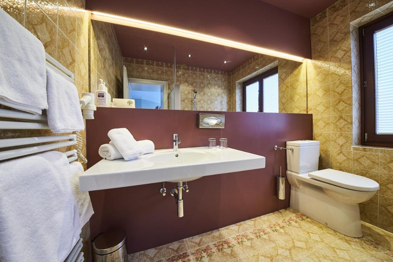 Double Room (1 Adult) with Mountain View