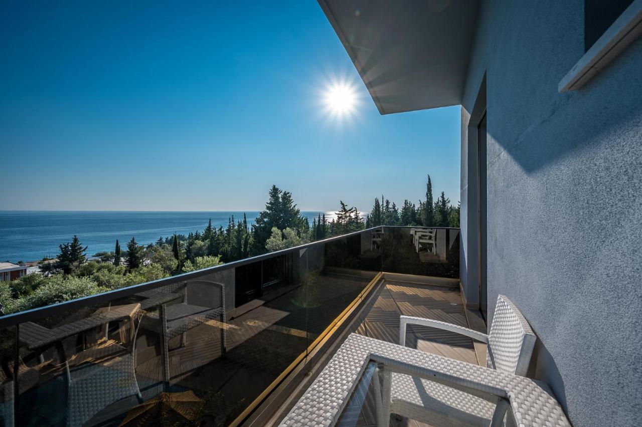 Family Room Balcony,968216548:JPEG