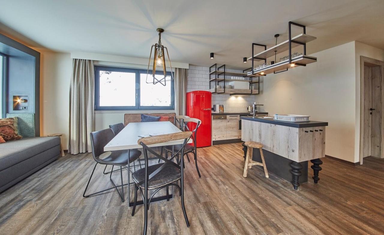 Deluxe Two-Bedroom Apartment with Mountain View