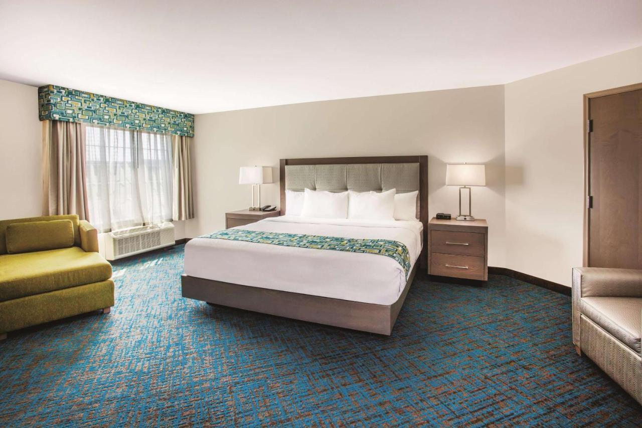 Deluxe One-Bedroom King Suite Non-Smoking