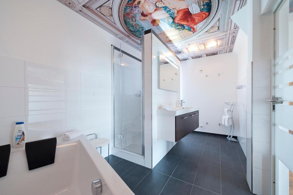 Suite,9712734:JPEG