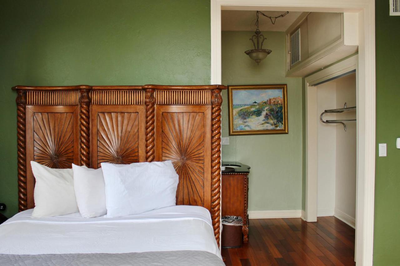Deluxe Queen Room