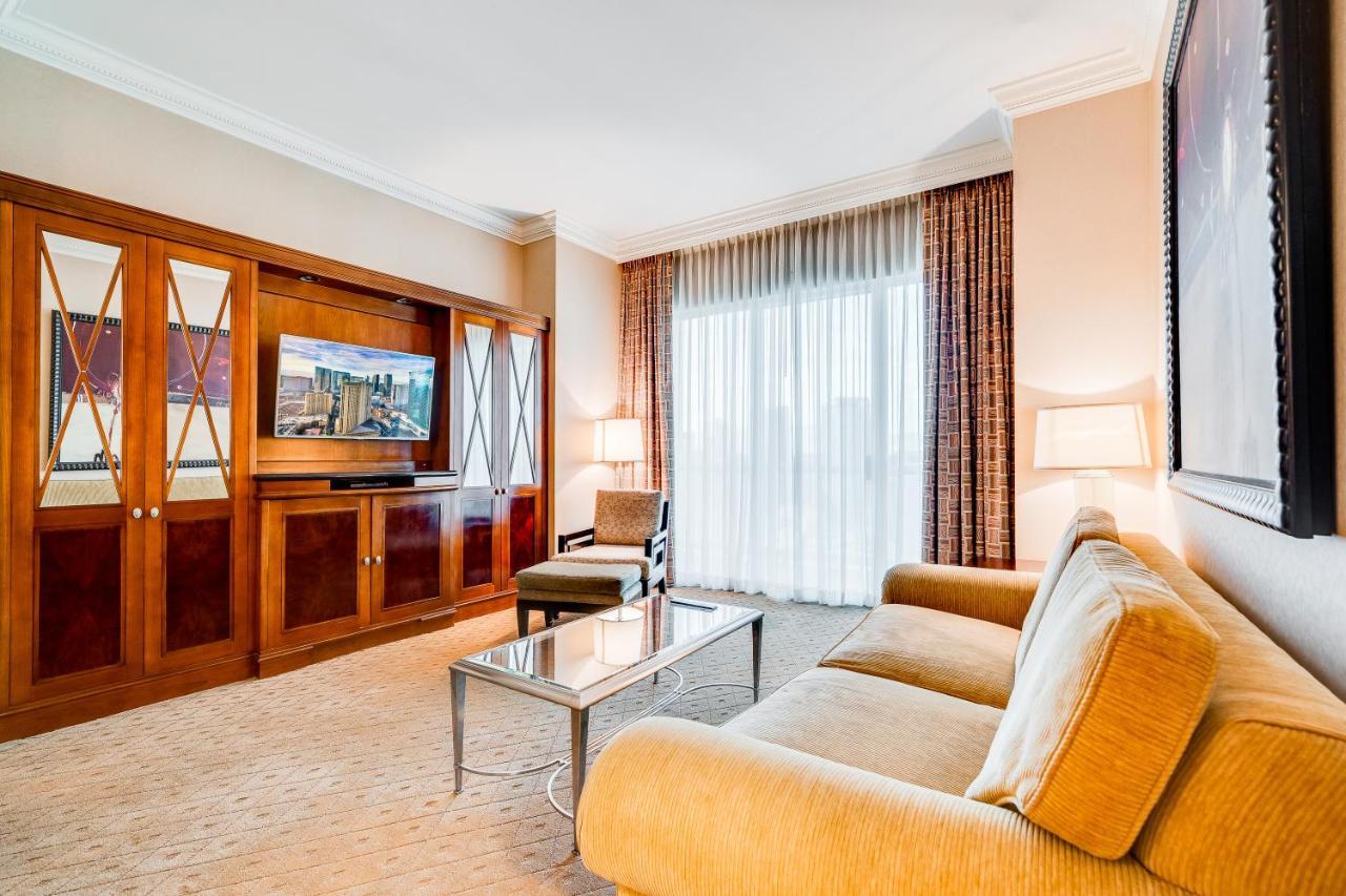 One-Bedroom Balcony Suite Mountain View