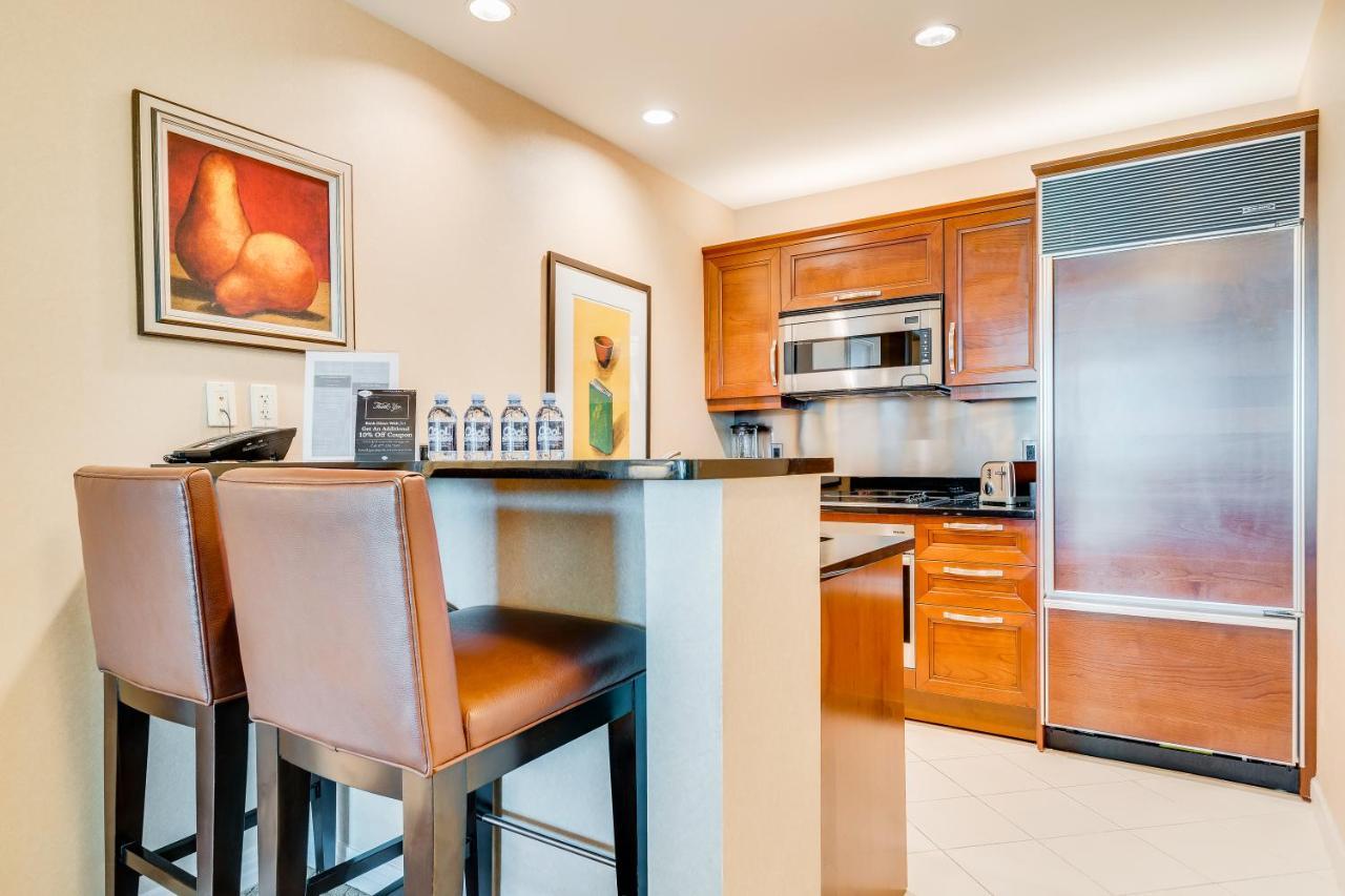 One-Bedroom Balcony Suite Mountain View