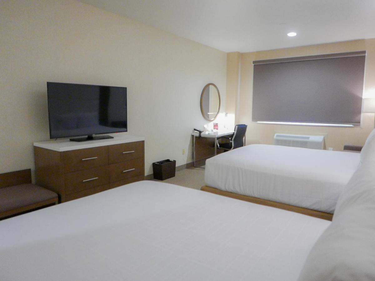 Queen Room Two Queen Beds Non-Smoking