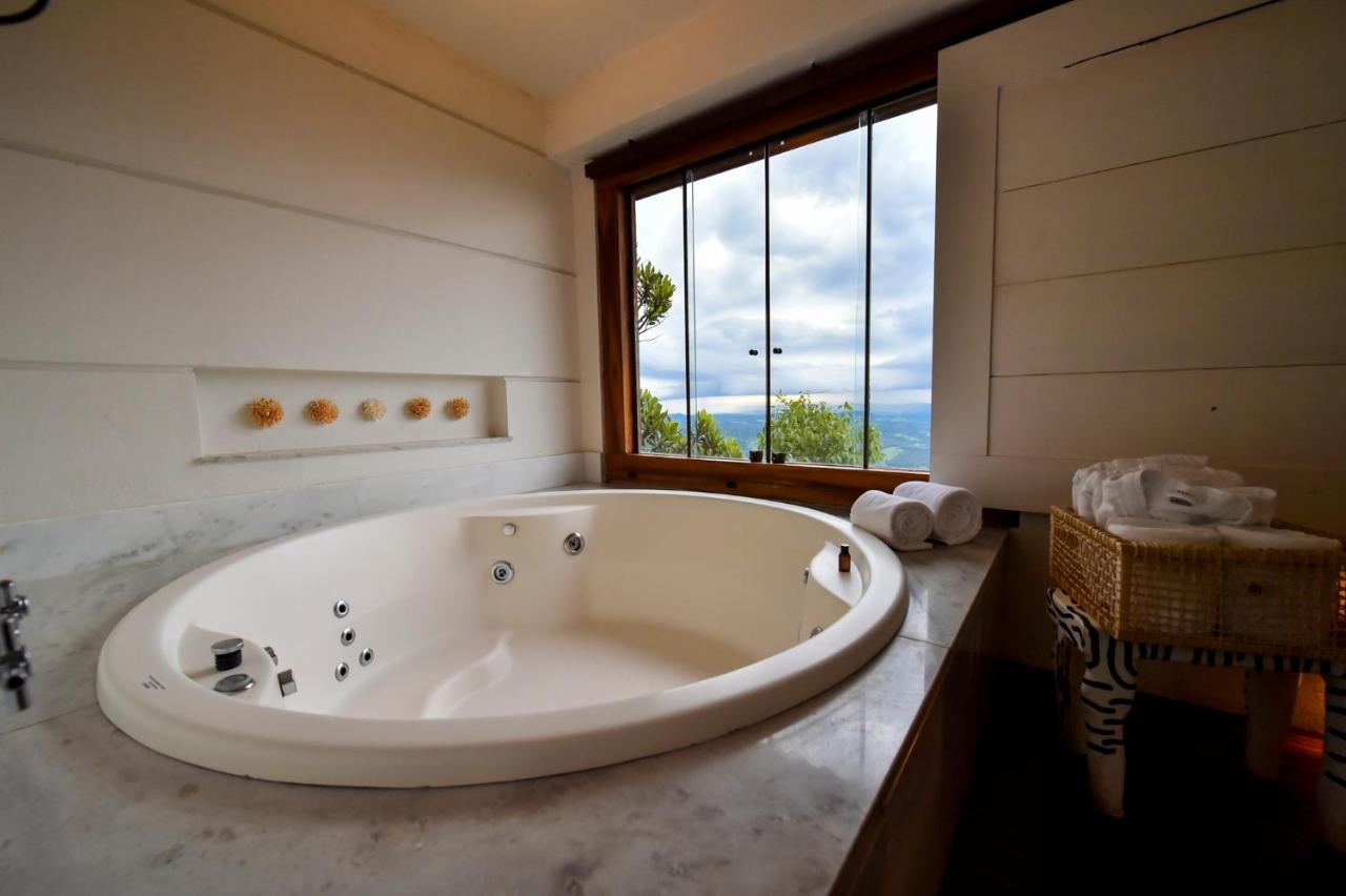 Suite Hot Tub,970970527:JPEG