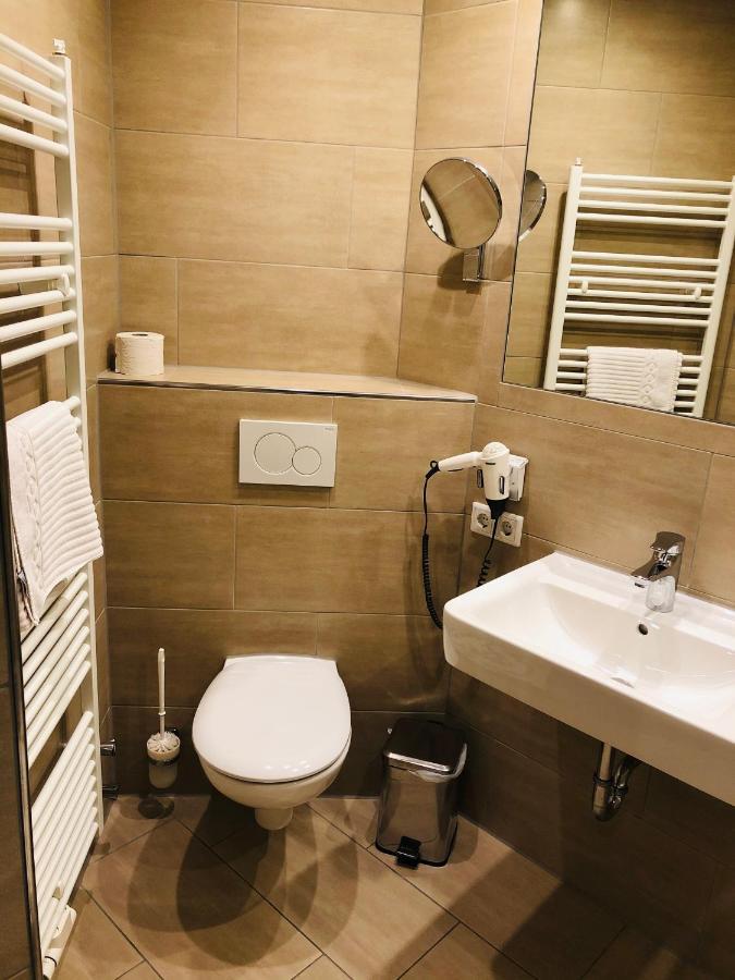 Single Room,972689869:JPEG