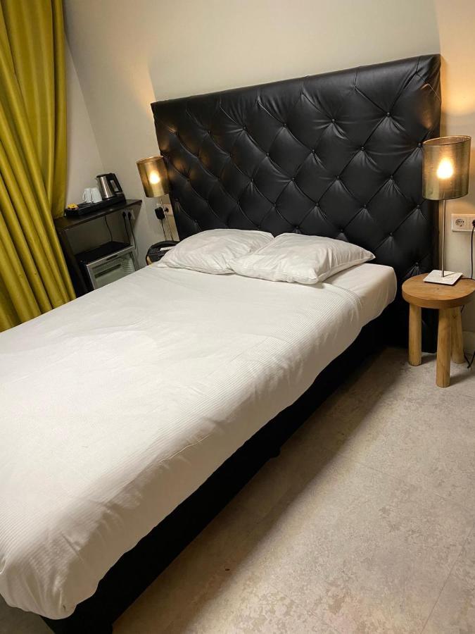 Standard Double Room no natural daylight