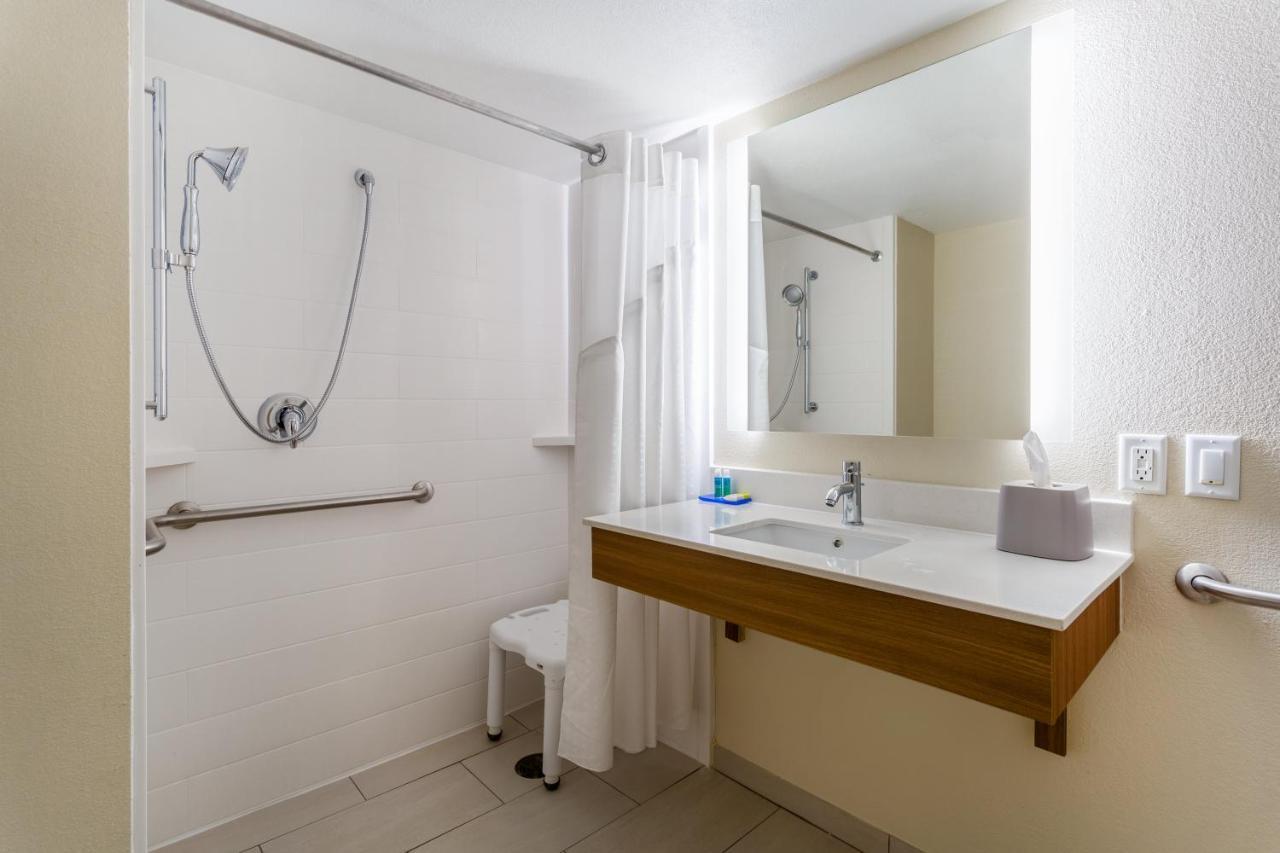 King Room Hearing Accessible Roll Shower,974943214:JPEG