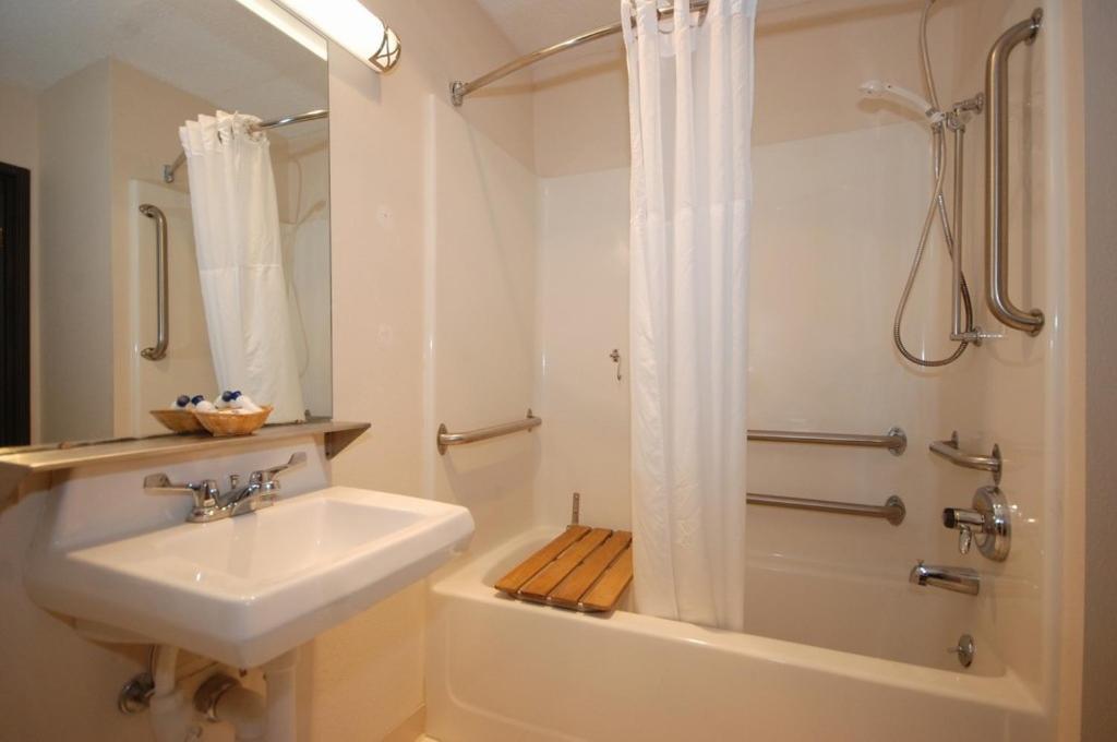 Deluxe Queen Room with Two Queen Beds - Non-Smoking
