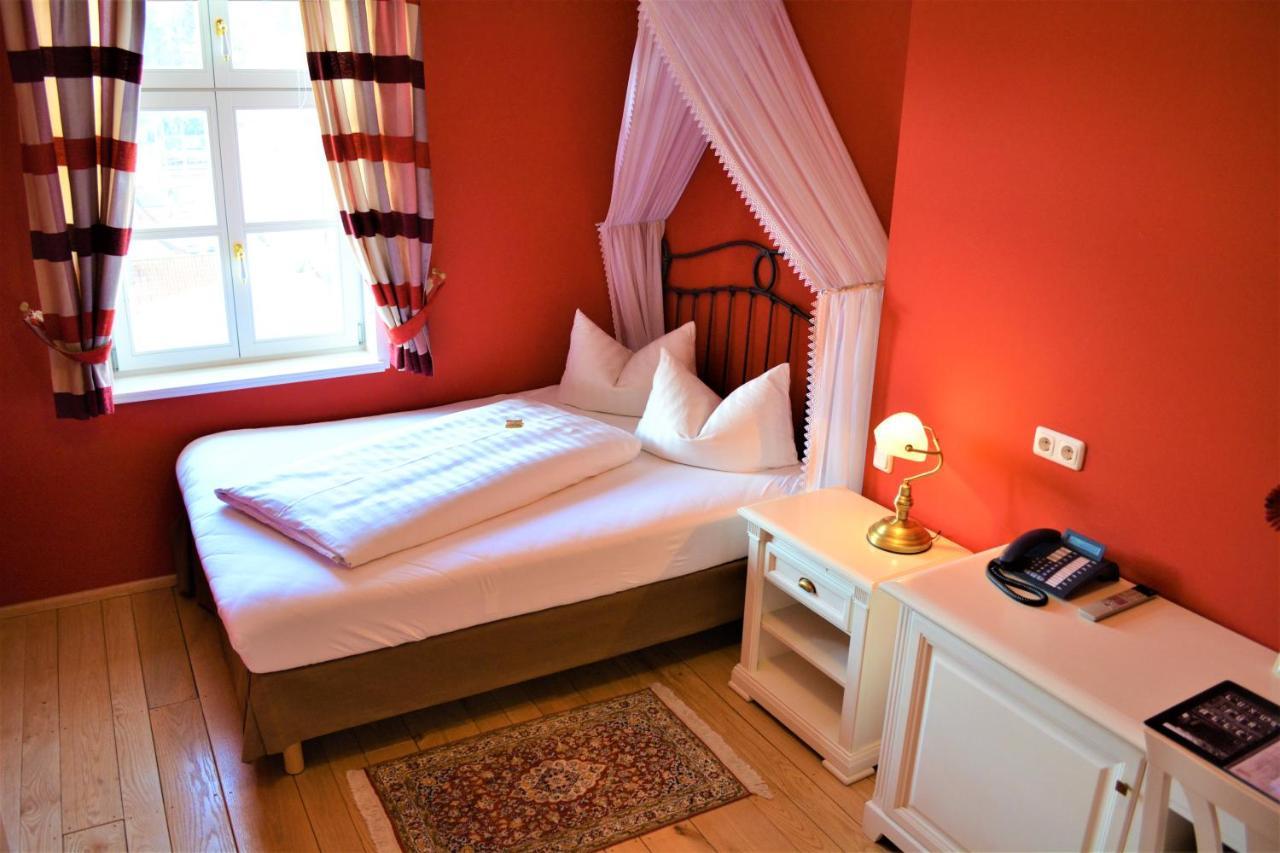 Single Room,979371895:JPEG