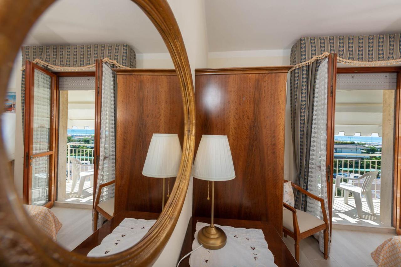 Double Room Balcony Lateral Sea View
