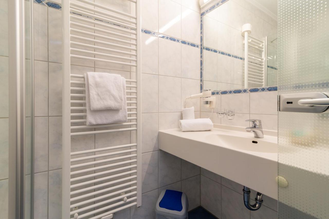 Small Double Room,979599877:JPEG