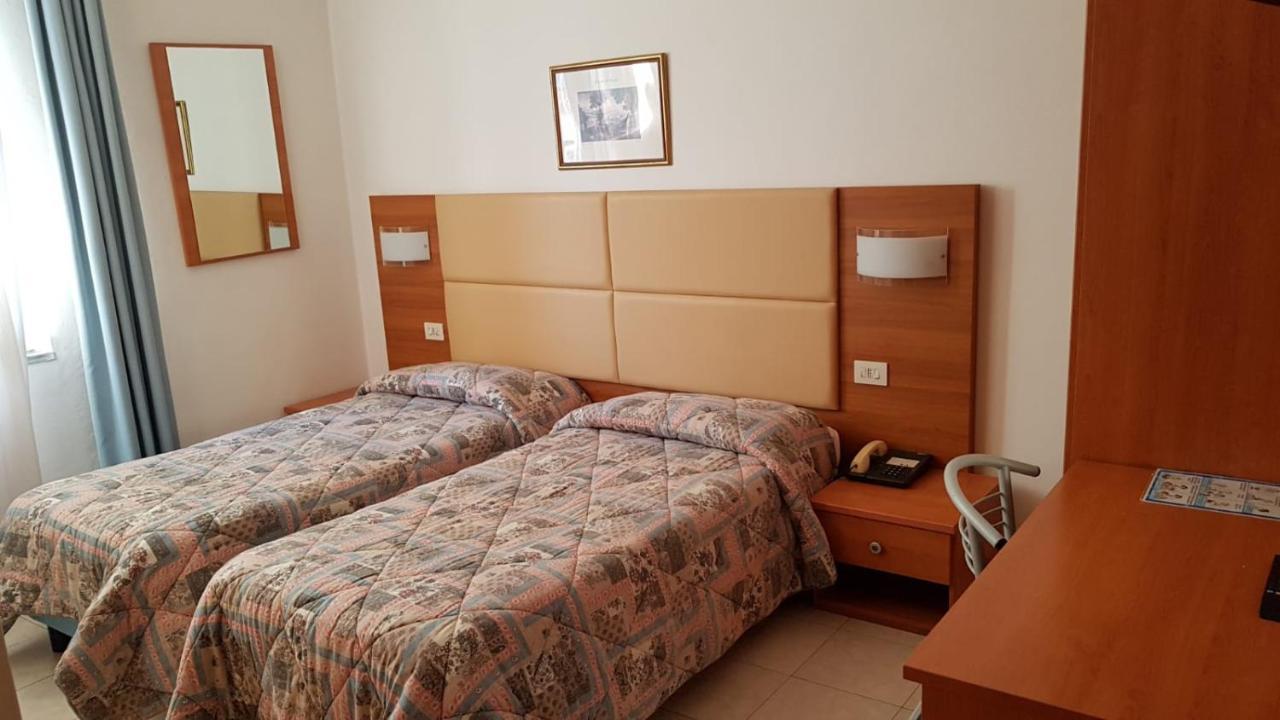 Double or Twin Room,1365424949:JPEG