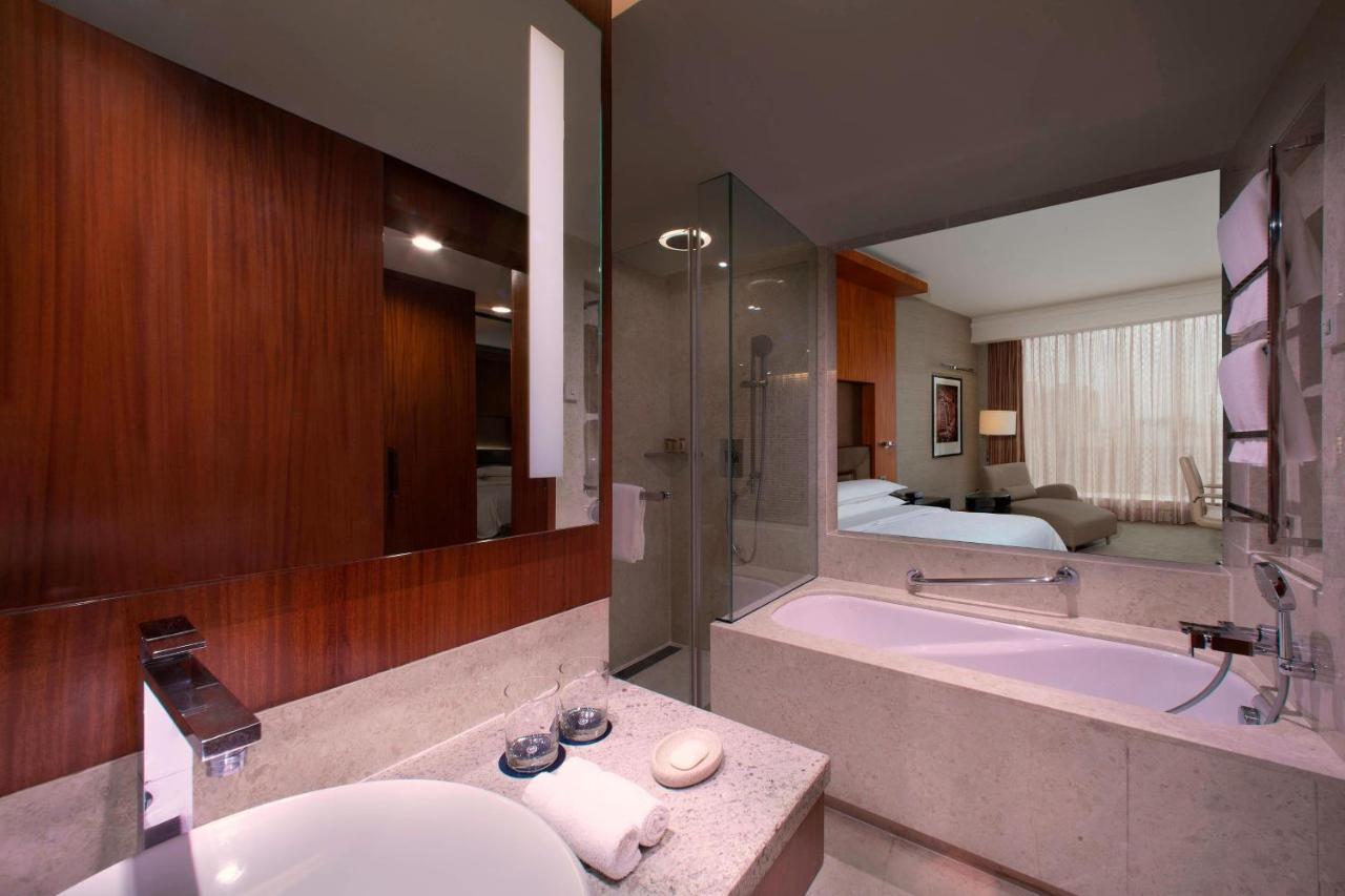 Guest Room 1 King Bed Club Lounge Access,1622877680:JPEG