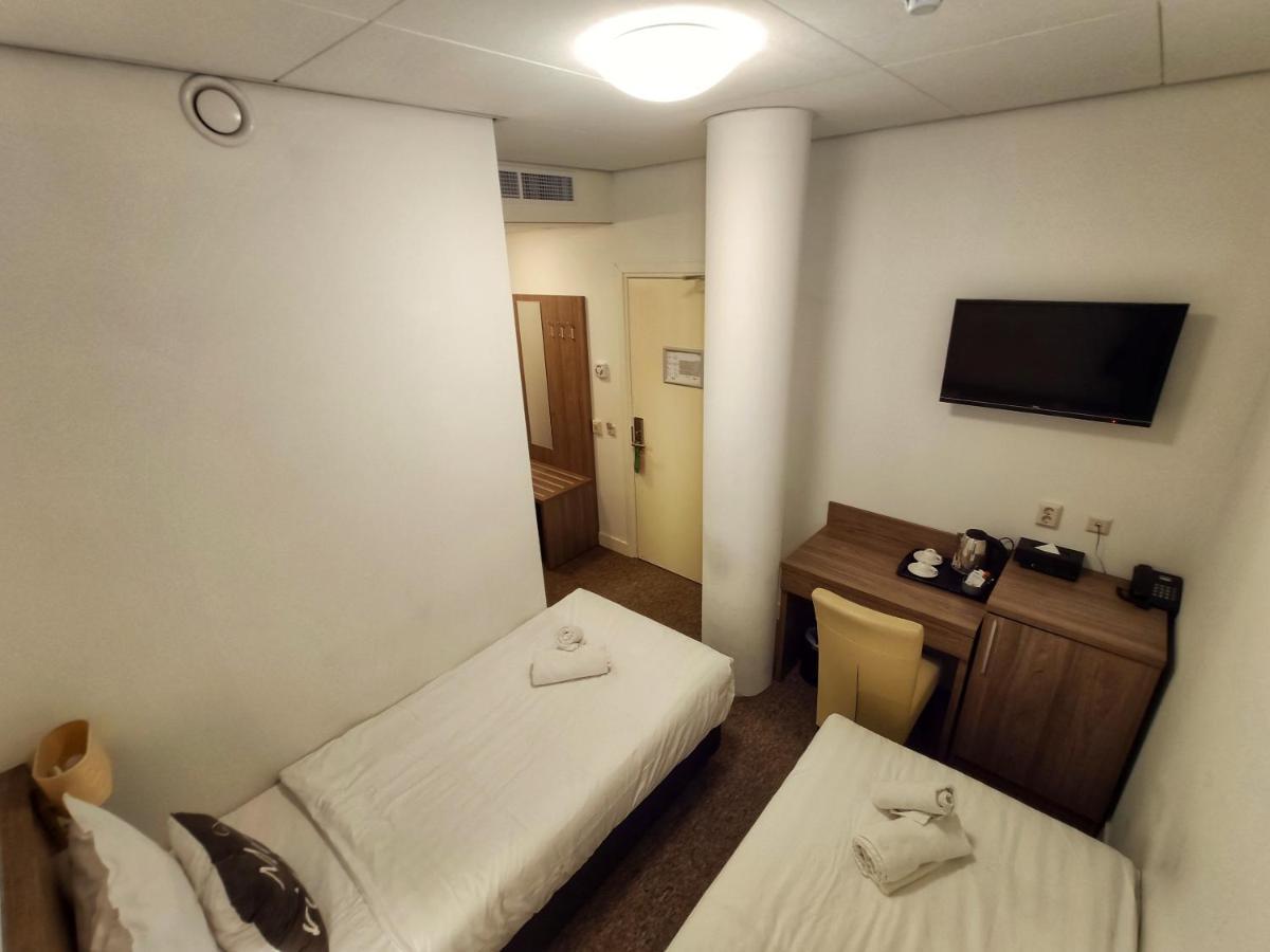 Standard Twin Room no window