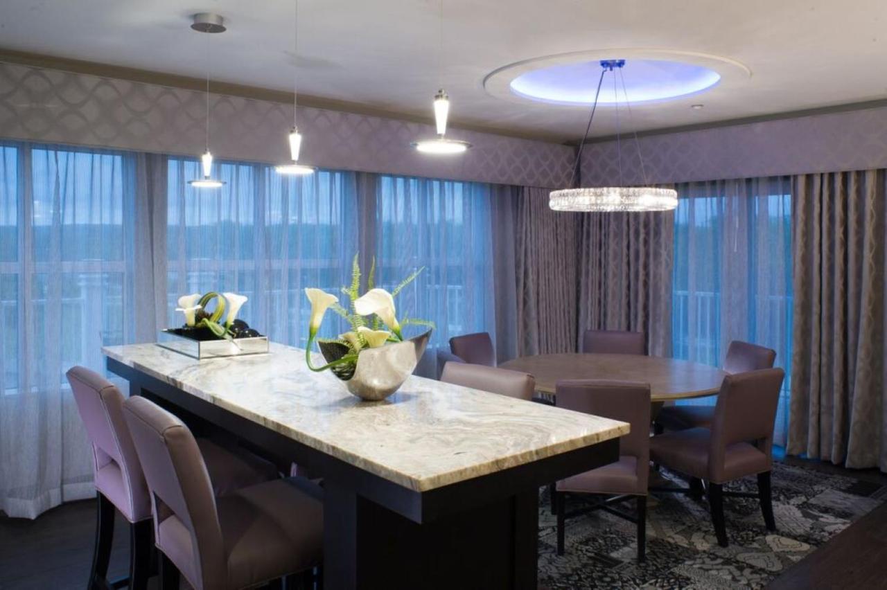 King Suite with Sofa Bed, Sitting Area and Shower - Non-Smoking