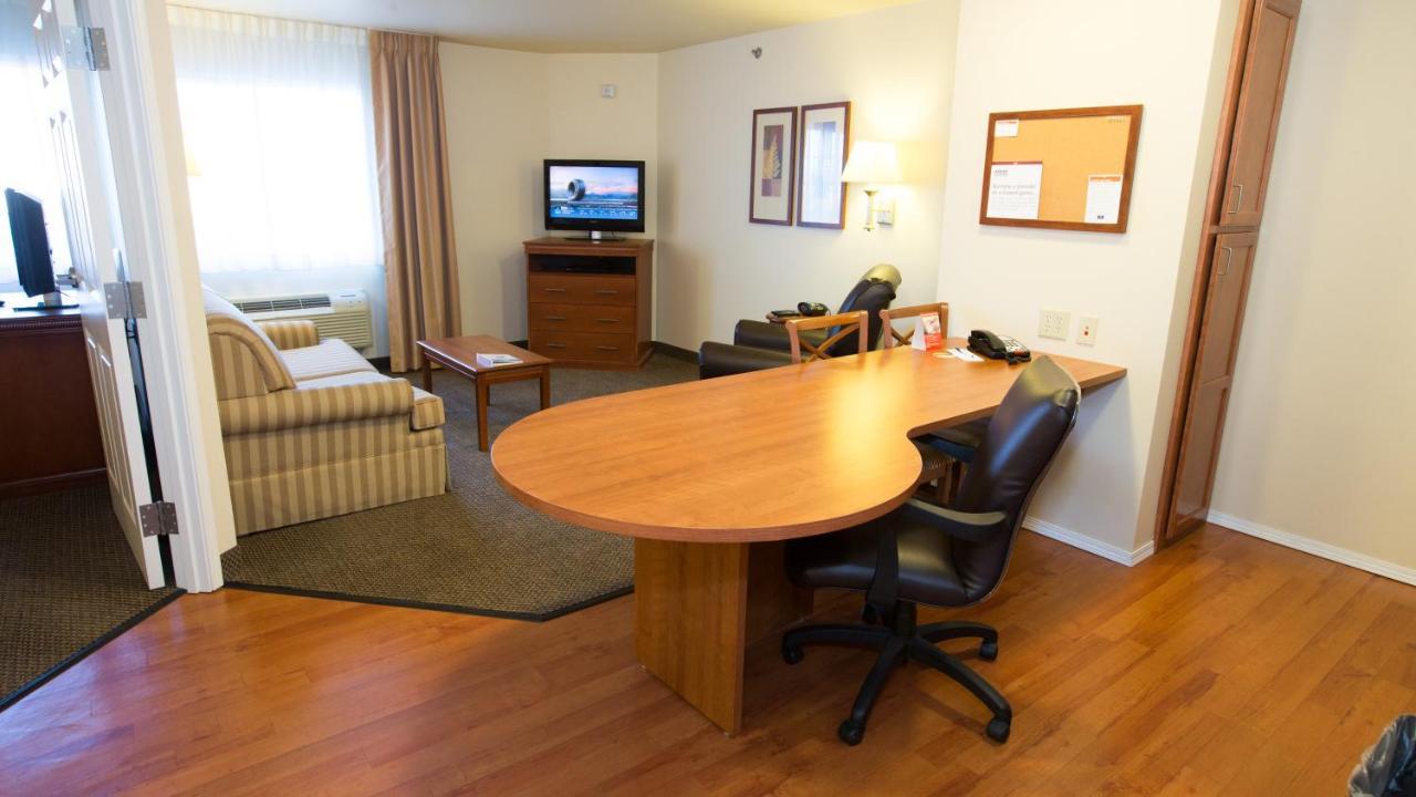 One-Bedroom King Suite with Kitchen
