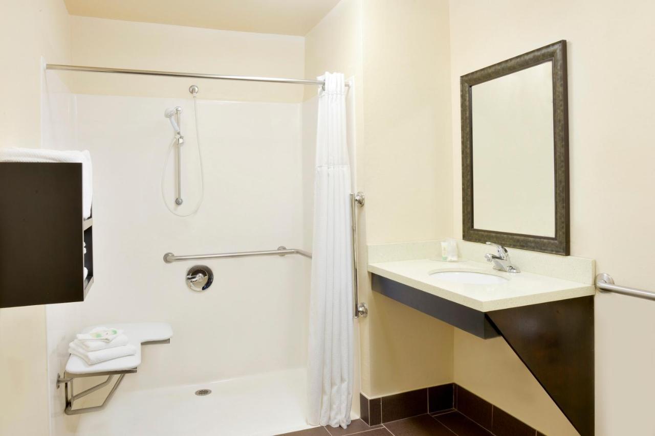 Queen Suite Roll Shower Disability Access or Non-Smoking,981533791:JPEG