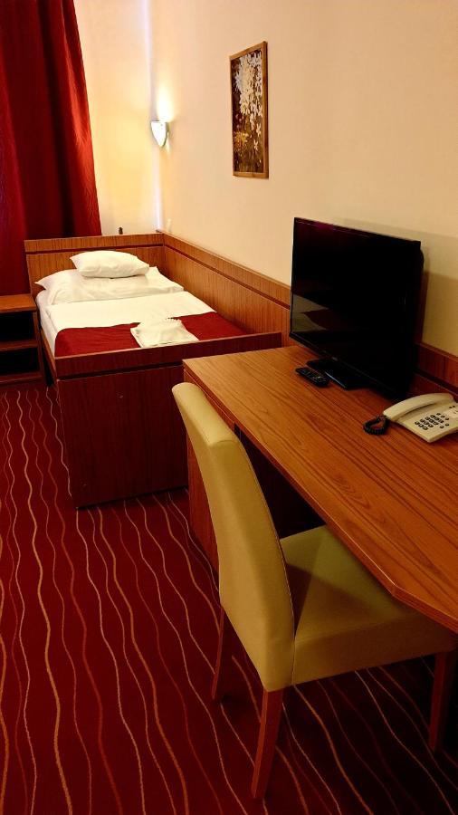 Standard Triple Room with 3 Single Beds,982132810:JPEG