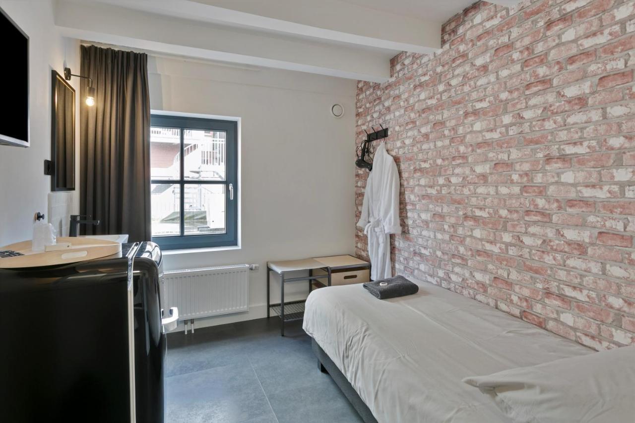 Single Room Shared Shower Toilet