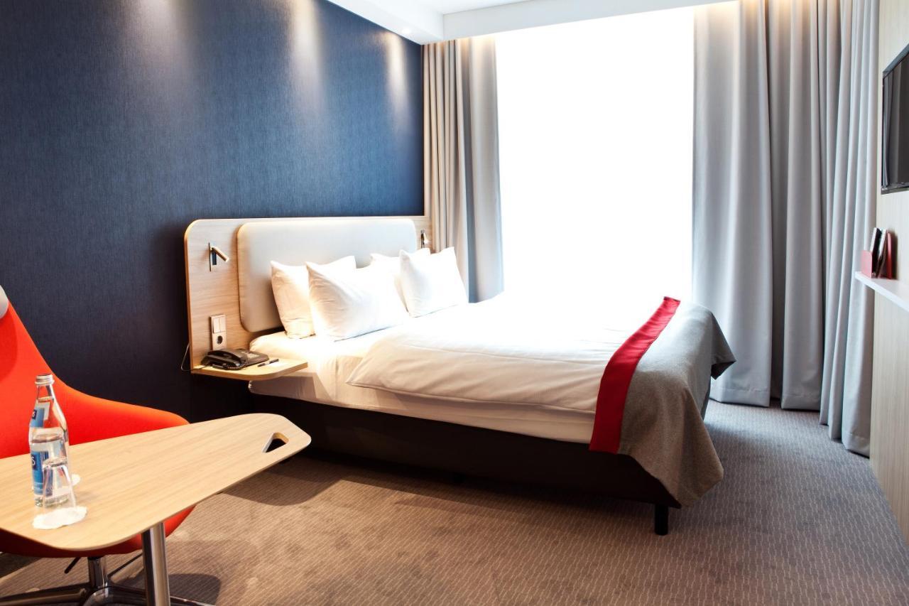 Standard Queen Room Disability Access