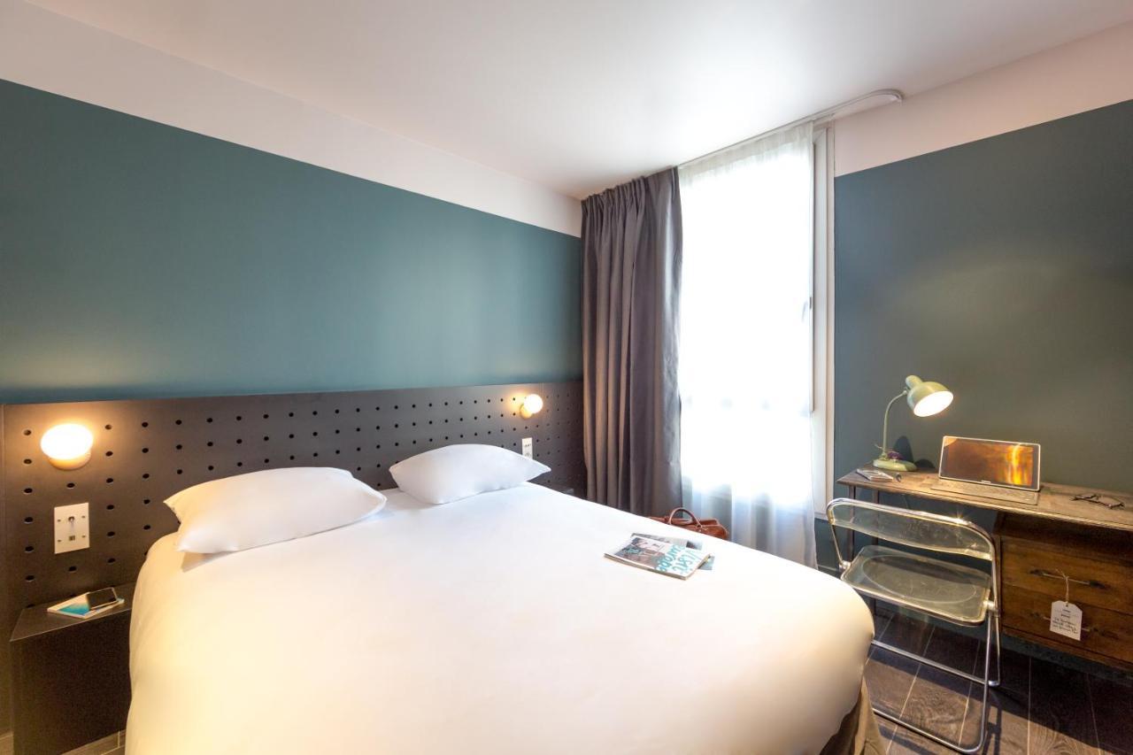 Pop Room with a double bed