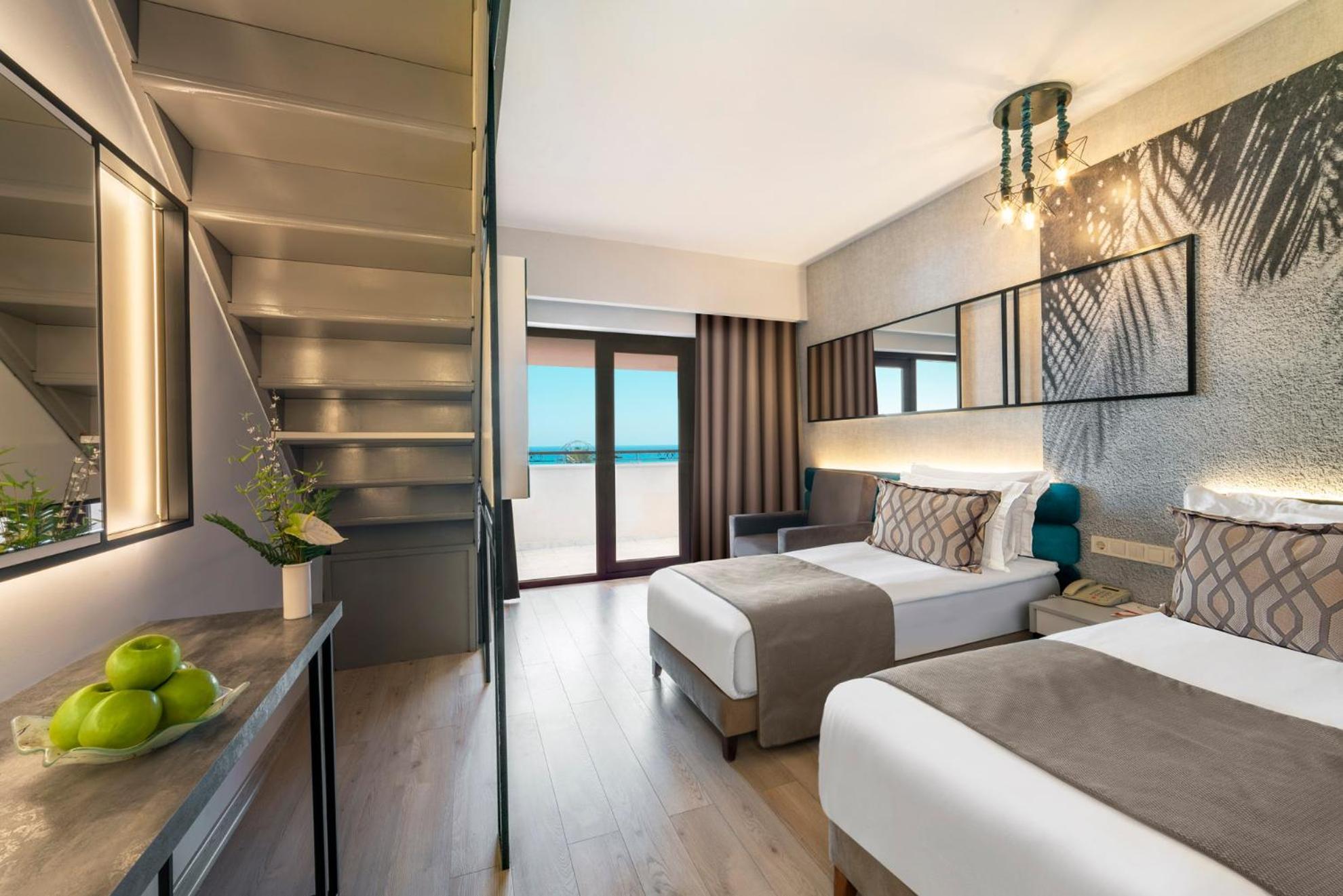 Hotel Duplex Family Room Land View