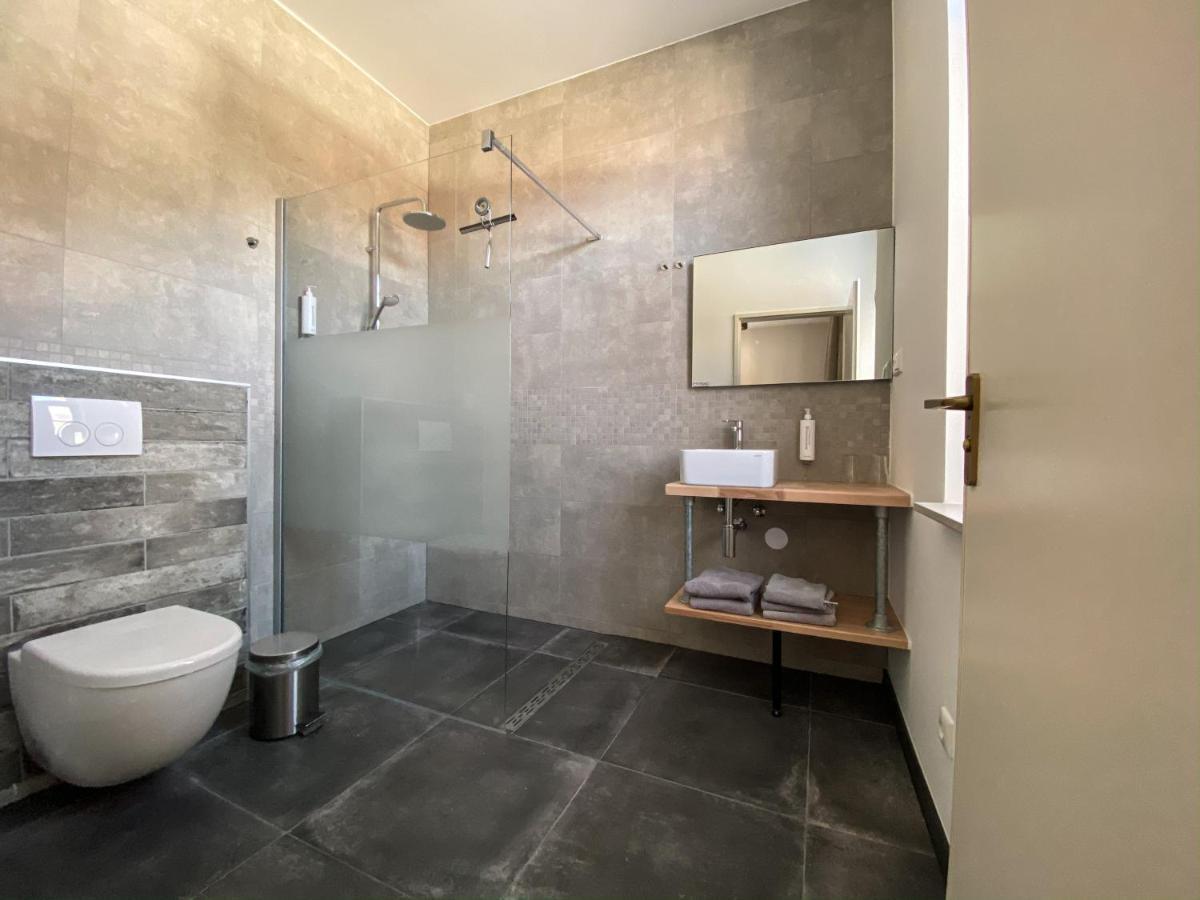 Deluxe Double Room Shower
