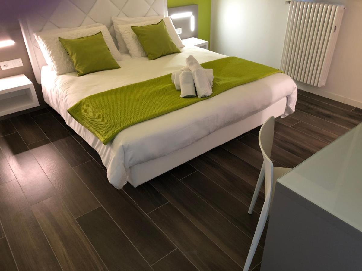 Deluxe One-Bedroom Apartment Terrace