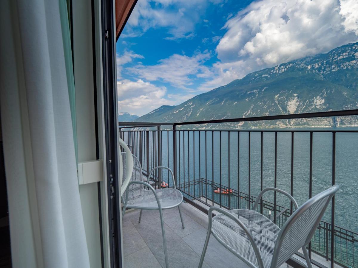 Double Room Balcony Lake View,989918122:JPEG