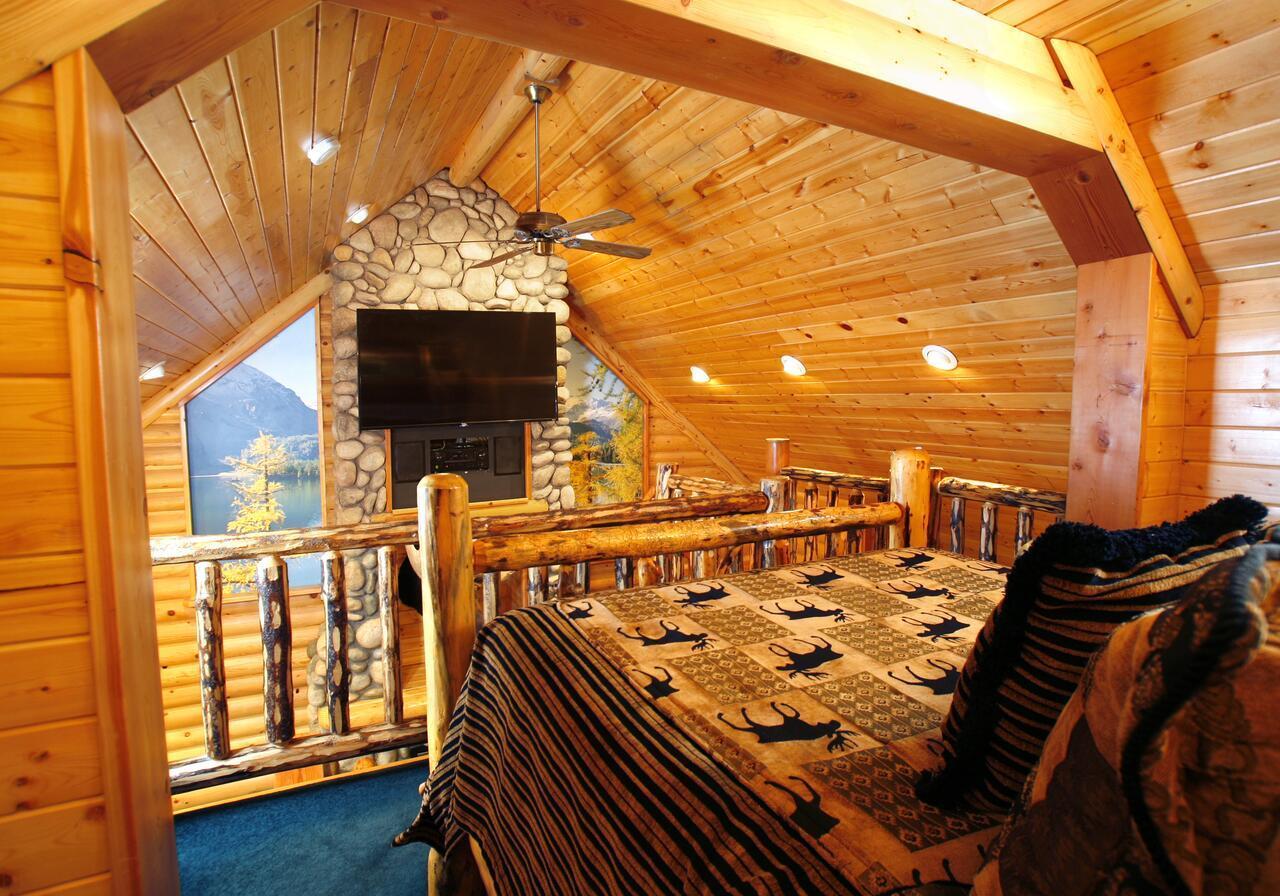Queen Room Rocky Mountain Cabin Theme