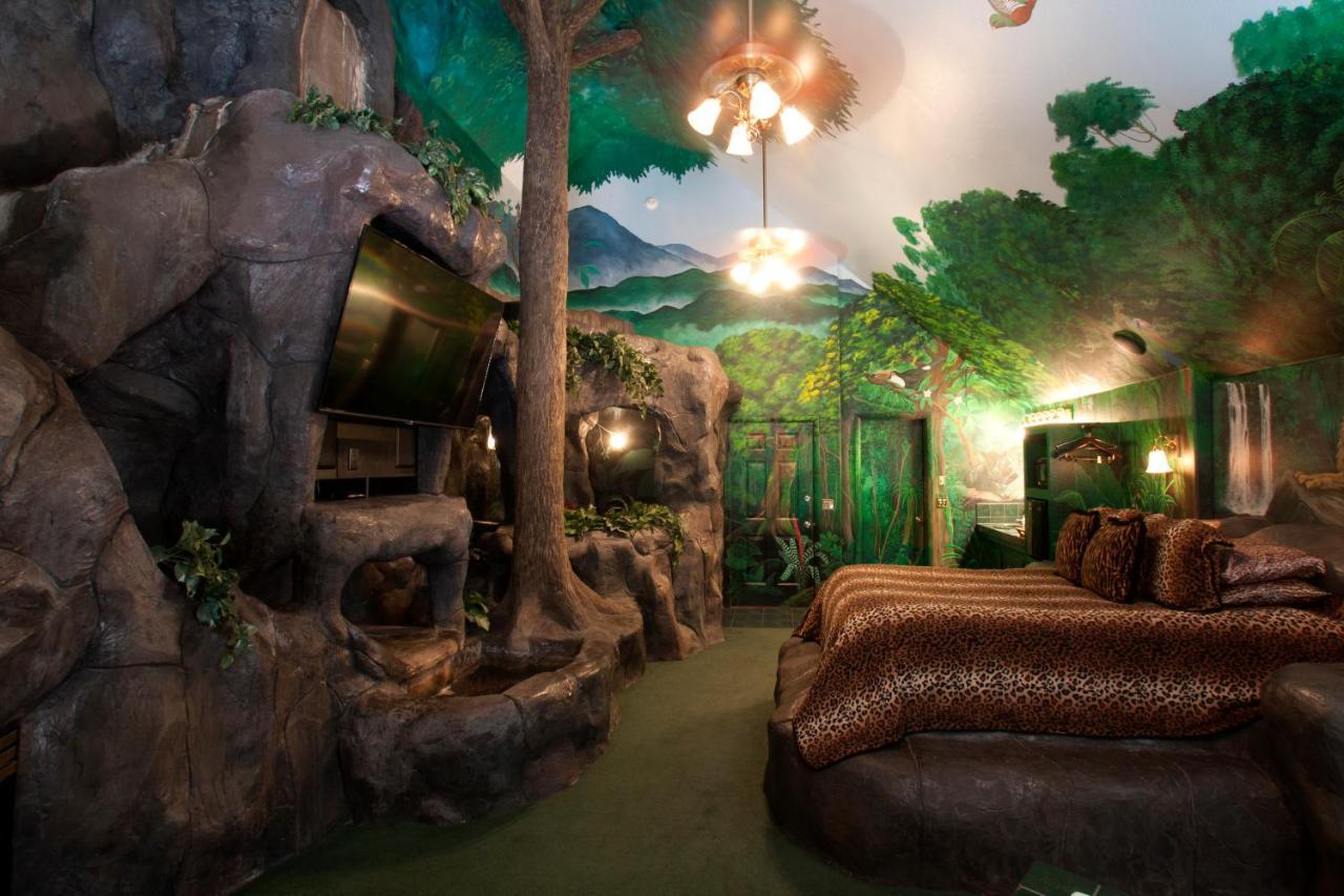 Queen Room - Jungle Falls Theme