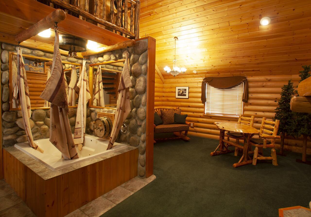 Queen Room Rocky Mountain Cabin Theme