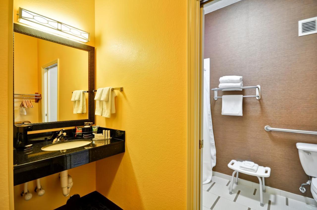 King Room Bathtub Mobility Access or Hearing Accessible,1705617104:JPEG