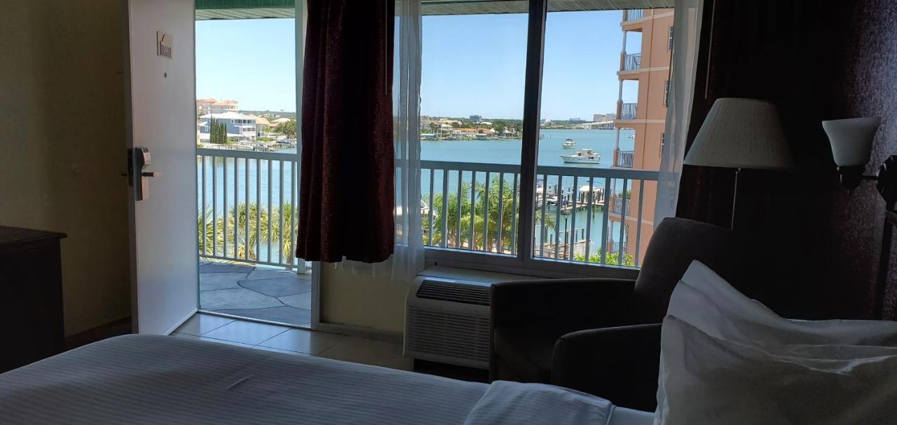 Zimmer mit Queensize-Bett und Hafenblick