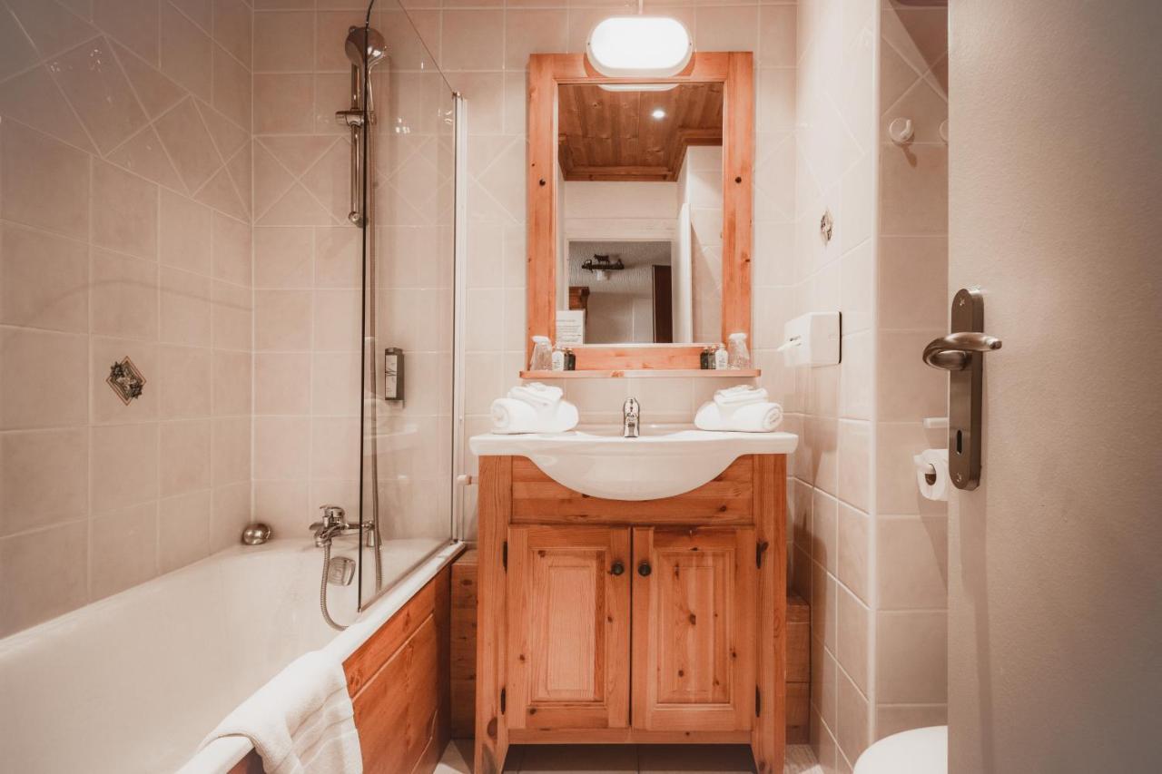 Traditionelles Doppel- oder Zweibettzimmer mit Balkon