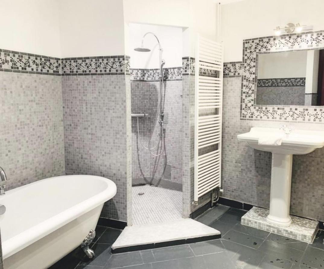 Deluxe Queen Suite