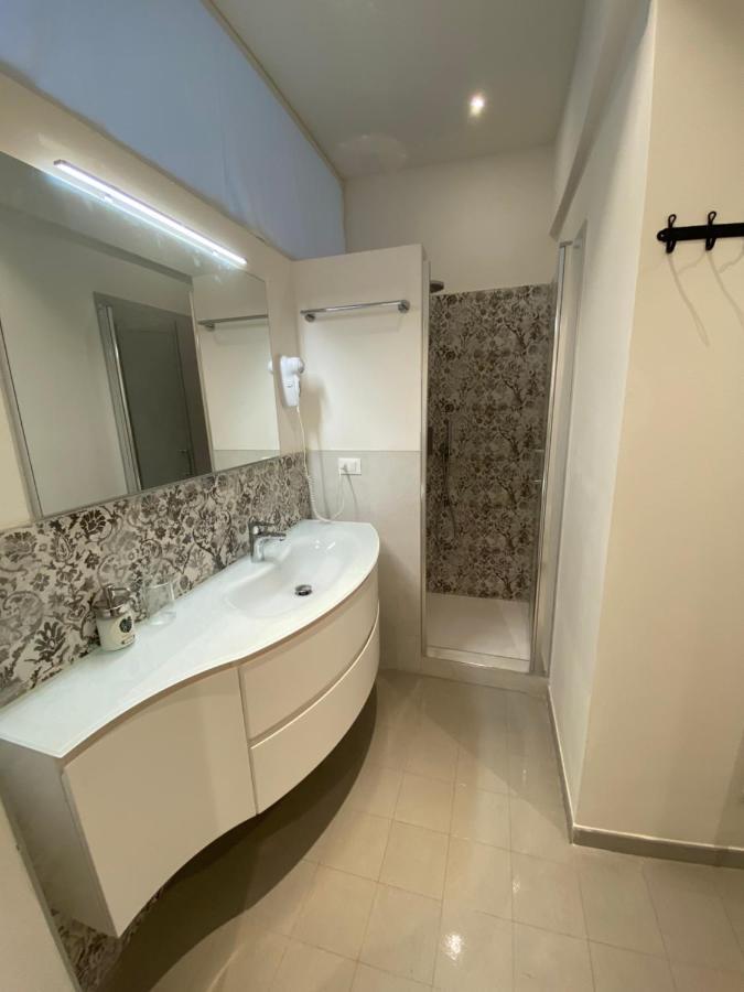 Double room private external bathroom Camera matrimoniale con bagno privato esterno