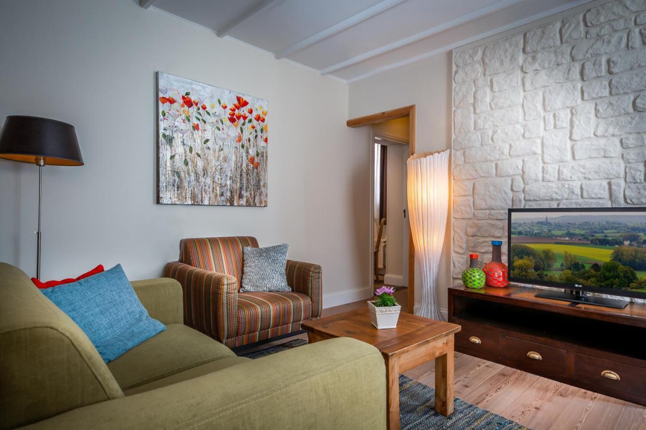 Deluxe One-Bedroom Apartment