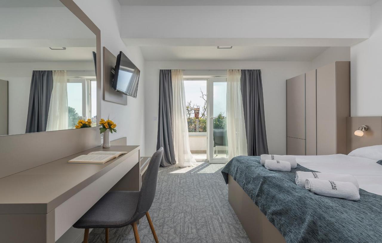 Deluxe Double Room Shower