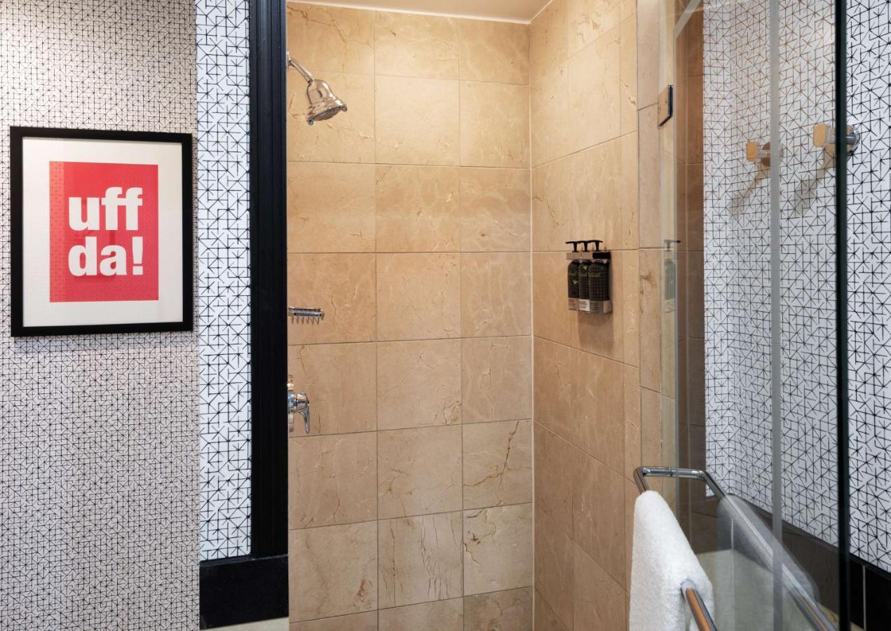 King Room Accessible Tub