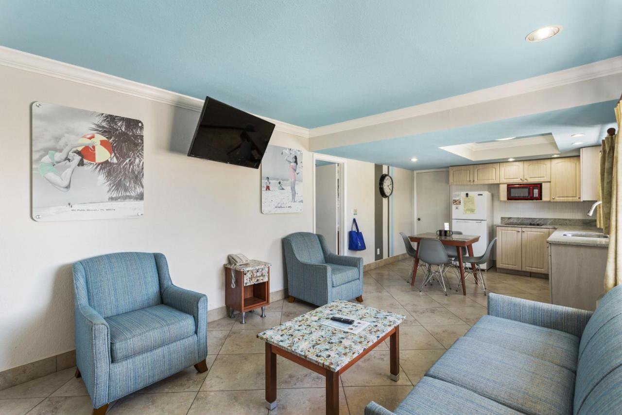 Deluxe One Bedroom Suite 2 Queen Beds Bedroom 1 Sleeper Sofa