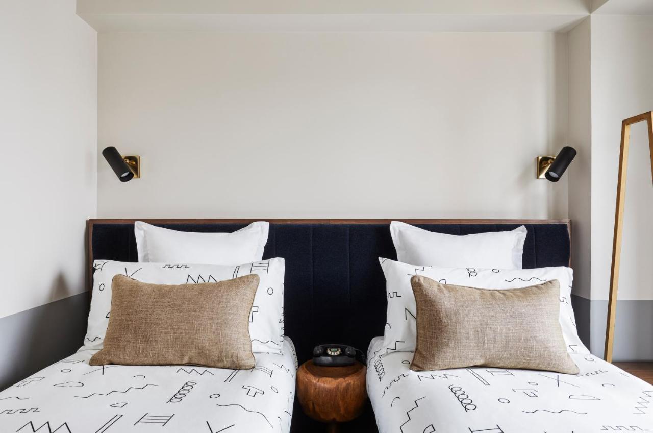 Cosy Two Twin Beds