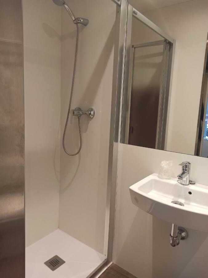 Habitación con cama grande