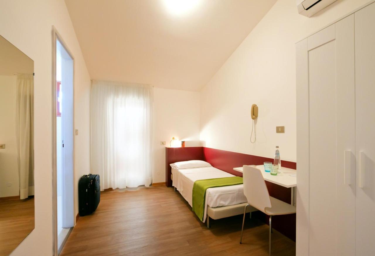 Single Room,640328352:JPEG